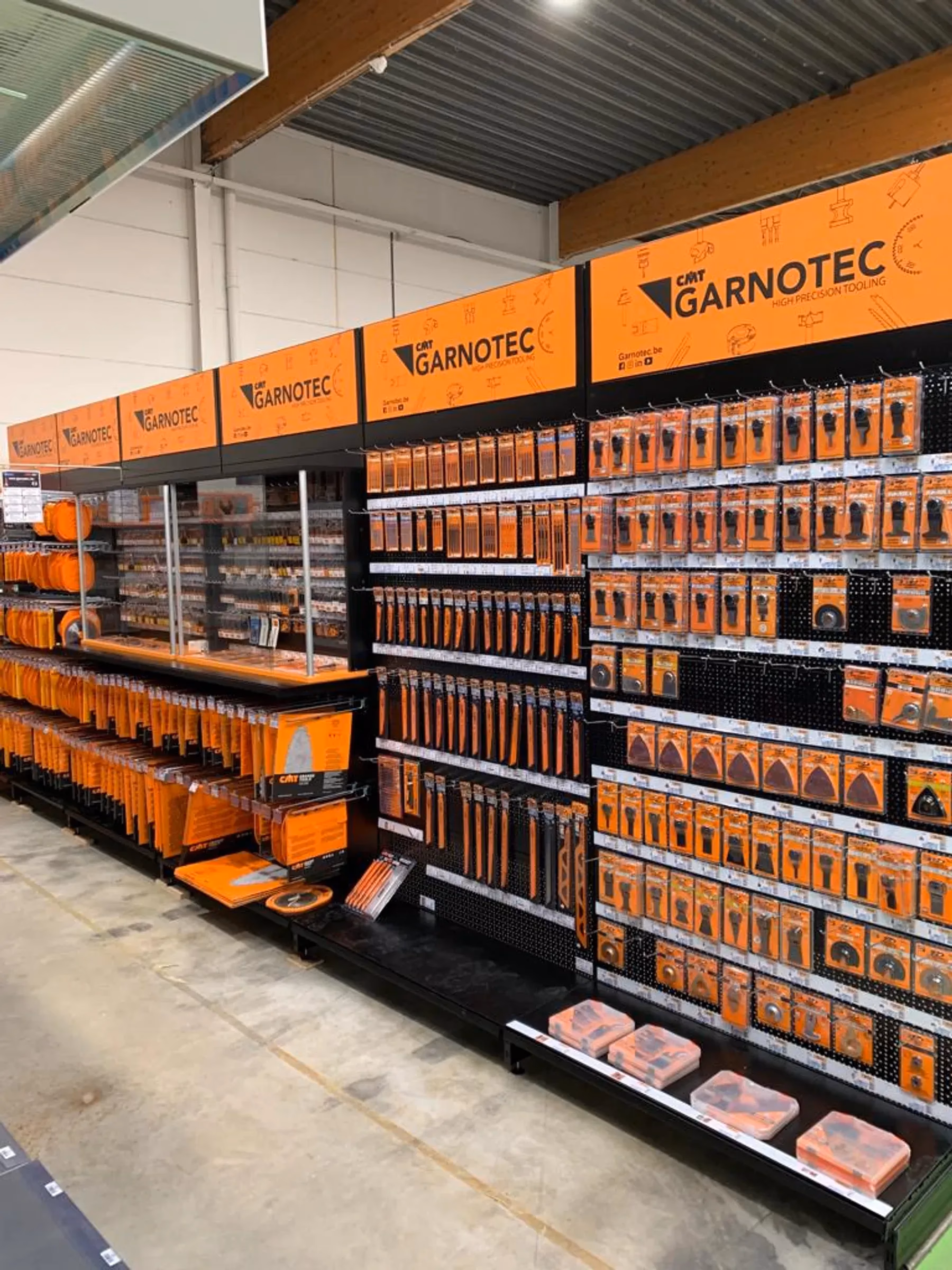 Wandopstelling met Garnotec-displays vol CMT-snijgereedschap bij een dealer