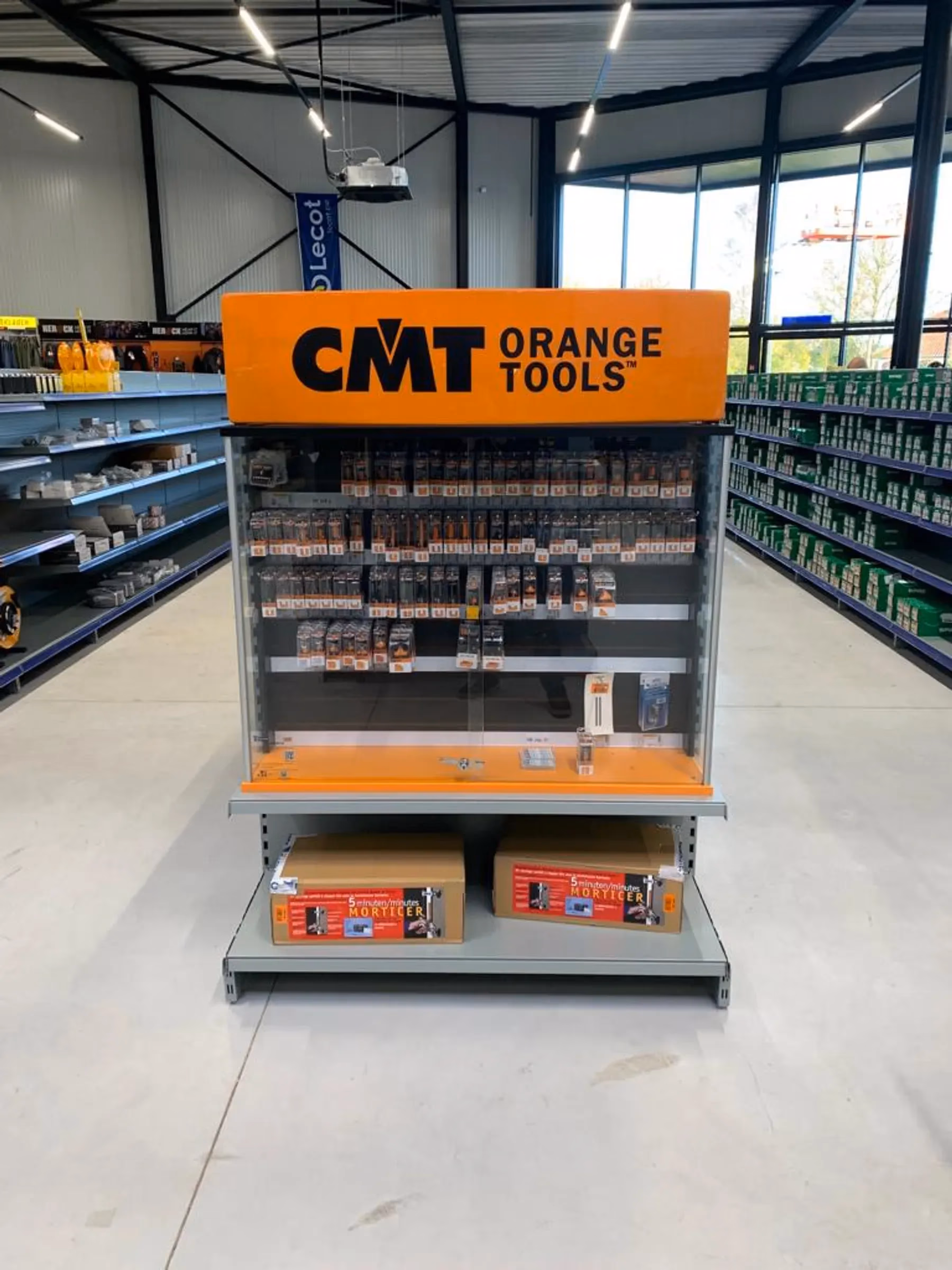 Vrijstaand CMT Orange Tools-verkoopdisplay in een winkel